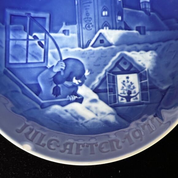Vintage Collectible Royal Copenhagen Christmas plate 1977 - Picture 3 of 7